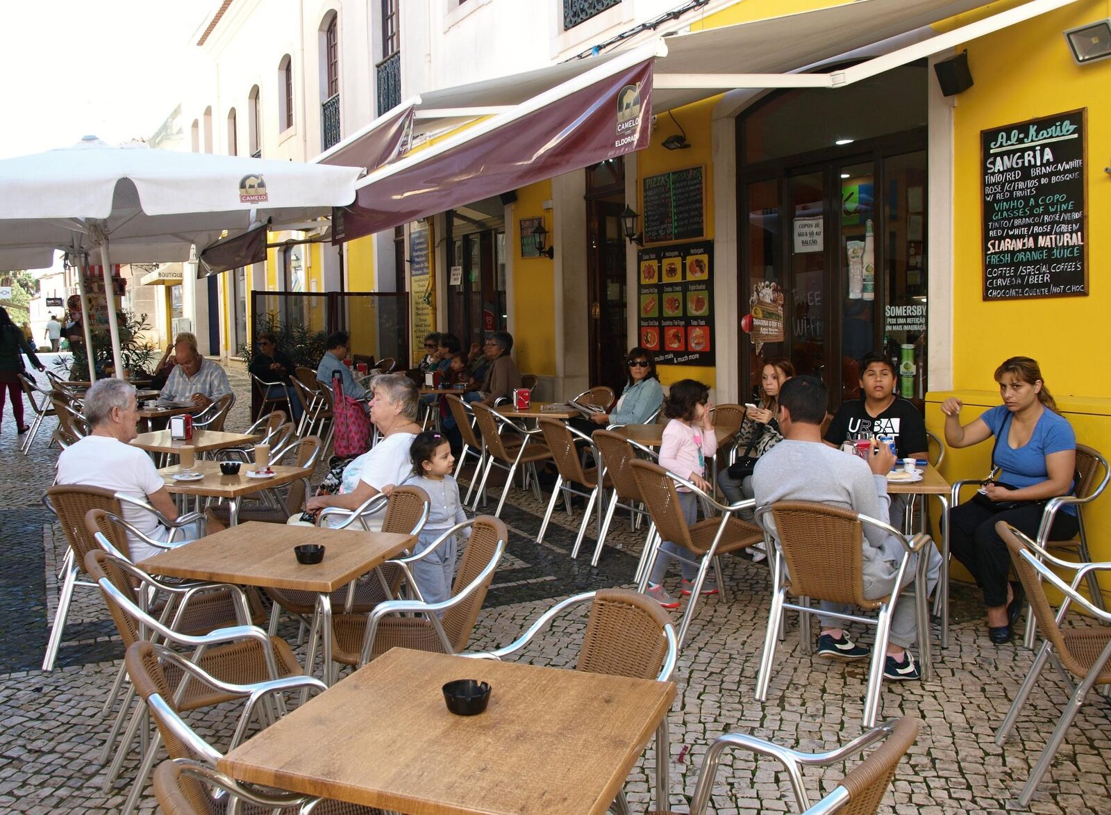 A esplanada, na rua